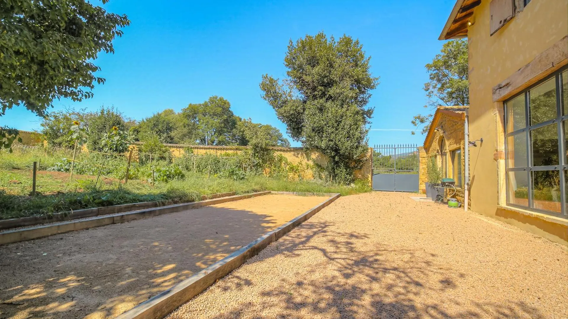 Holiday home Ancien Cuvage Renove En Beaujolais Villa Denice France